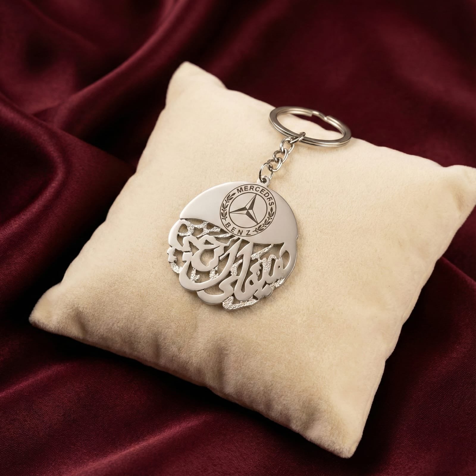 تعليقة مفتاح مع لوغو السيارة والاسم