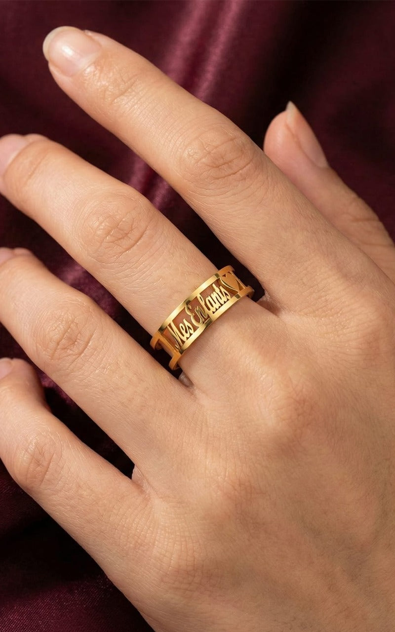 خاتم اسم محفور بالنصف