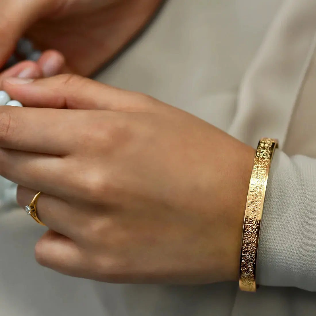 سوار "آية الكرسي" الذهبي – أناقة تفيض بالسكينة